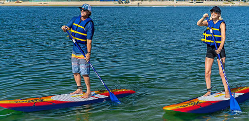 Couple-paddleboarding