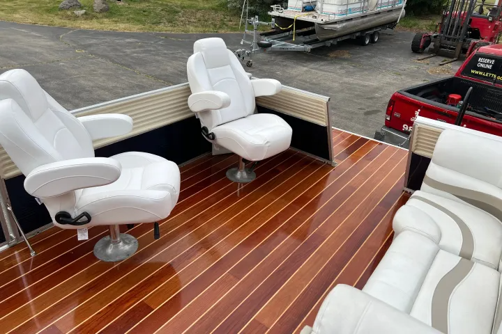 imageye___-_Luxury-Pontoon-Private-Charter-image-7